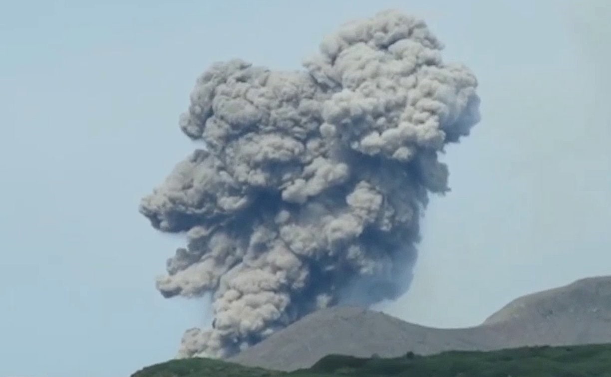 Вулкан Эбеко на Северных Курилах опять чем-то недоволен