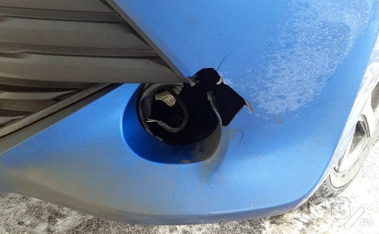"Виноваты дорожники?": кусок льда из-под колёс "встречки" разбил фару и бампер автомобиля сахалинки 