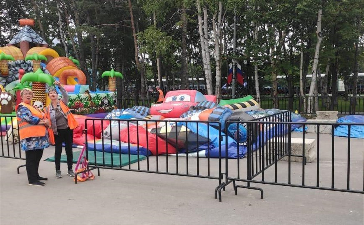 Батут сдулся в парке Южно-Сахалинска, на нем прыгали дети