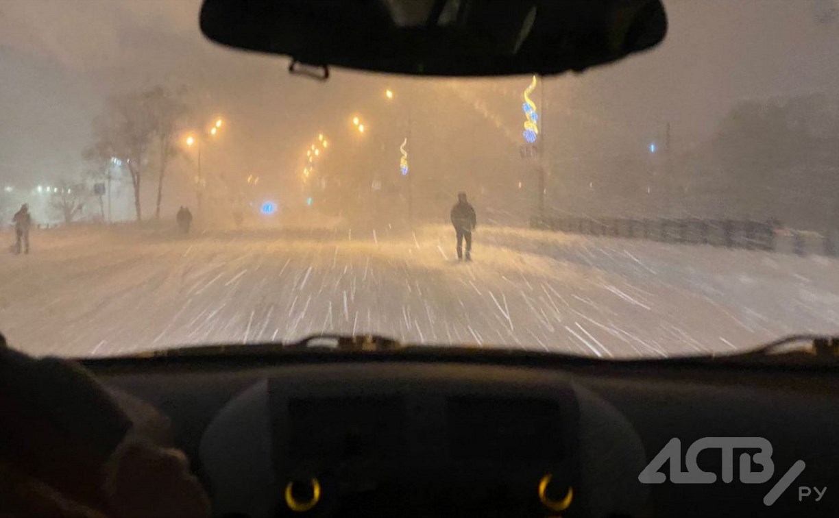 "Ожидание до 2 часов": службы такси в Южно-Сахалинске оказались недоступны во второй день метели