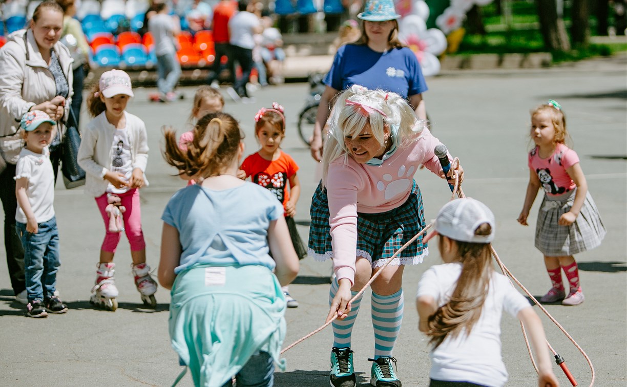 В парке Южно-Сахалинска малышей развлекли мыльными пузырями и играми