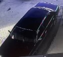 Уличная камера записала, как неизвестный стукнул автомобиль на АЗС в Южно-Сахалинске и скрылся
