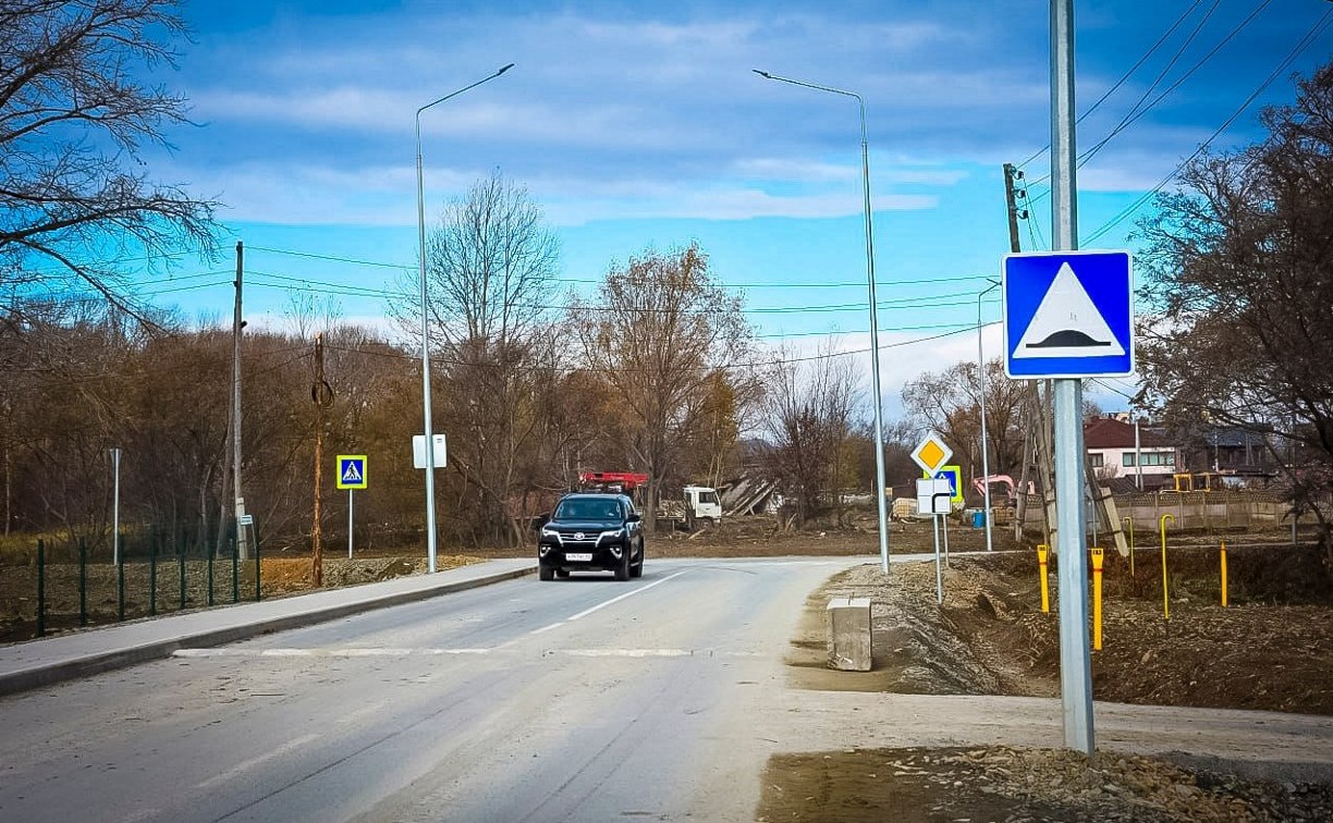 Новые дорожные знаки установили на улице Вилкова в Долинске