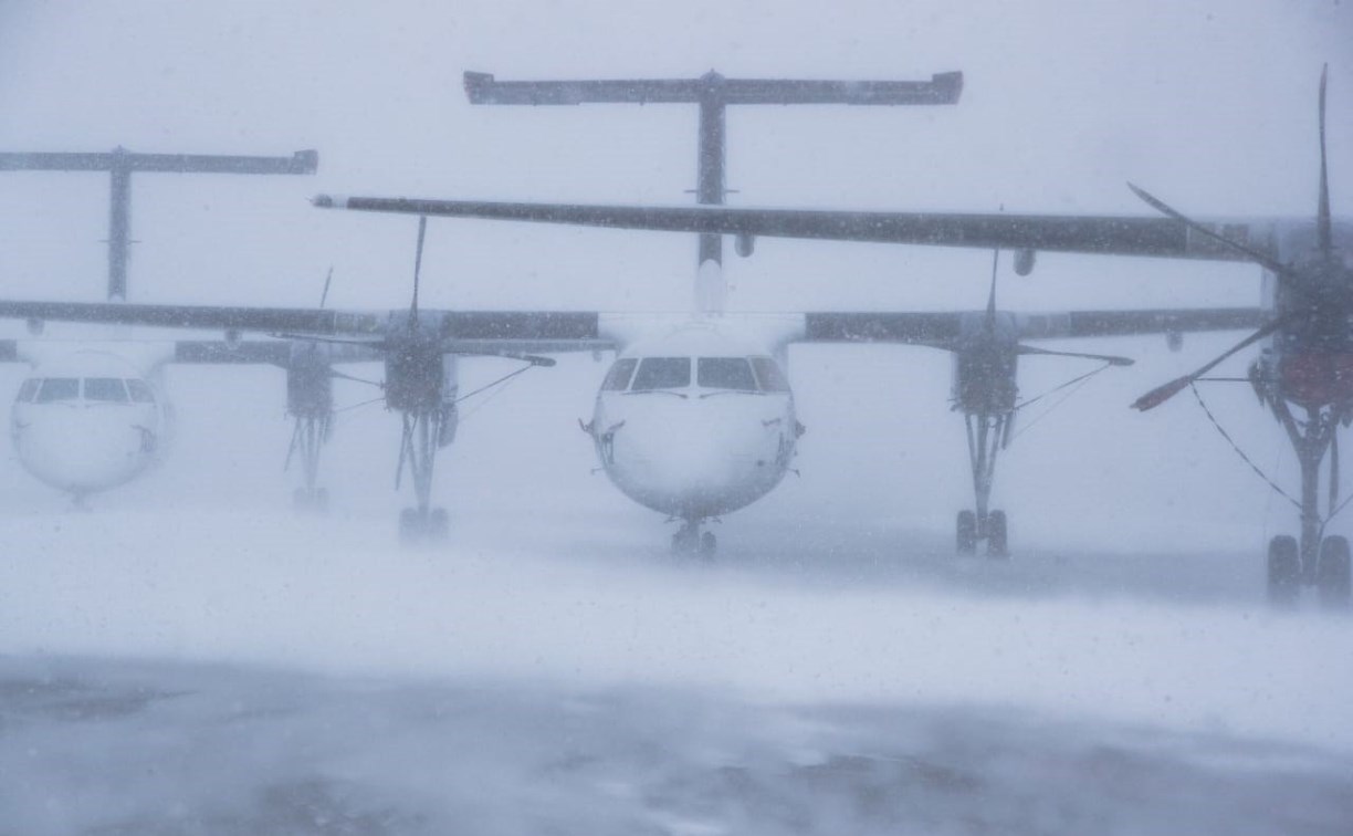 Аэропорт Южно-Сахалинска закрыт до 18:00 26 января