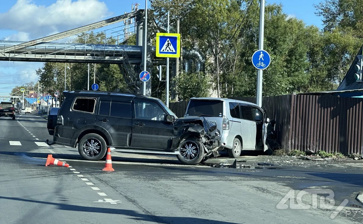 Два автомобиля жёстко столкнулись на проспекте Мира в Южно-Сахалинске