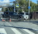 Два автомобиля жёстко столкнулись на проспекте Мира в Южно-Сахалинске