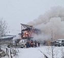 Серьёзный пожар тушат в СНТ " Труженик" в Южно-Сахалинске