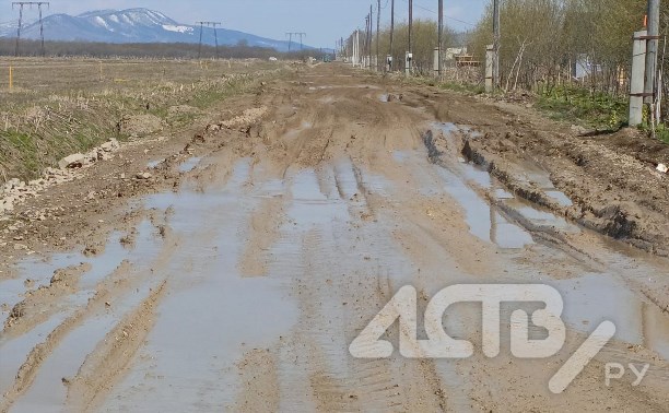 Владельцы участков для многодетных семей на Сахалине не могут доехать до дома из-за плохой дороги 