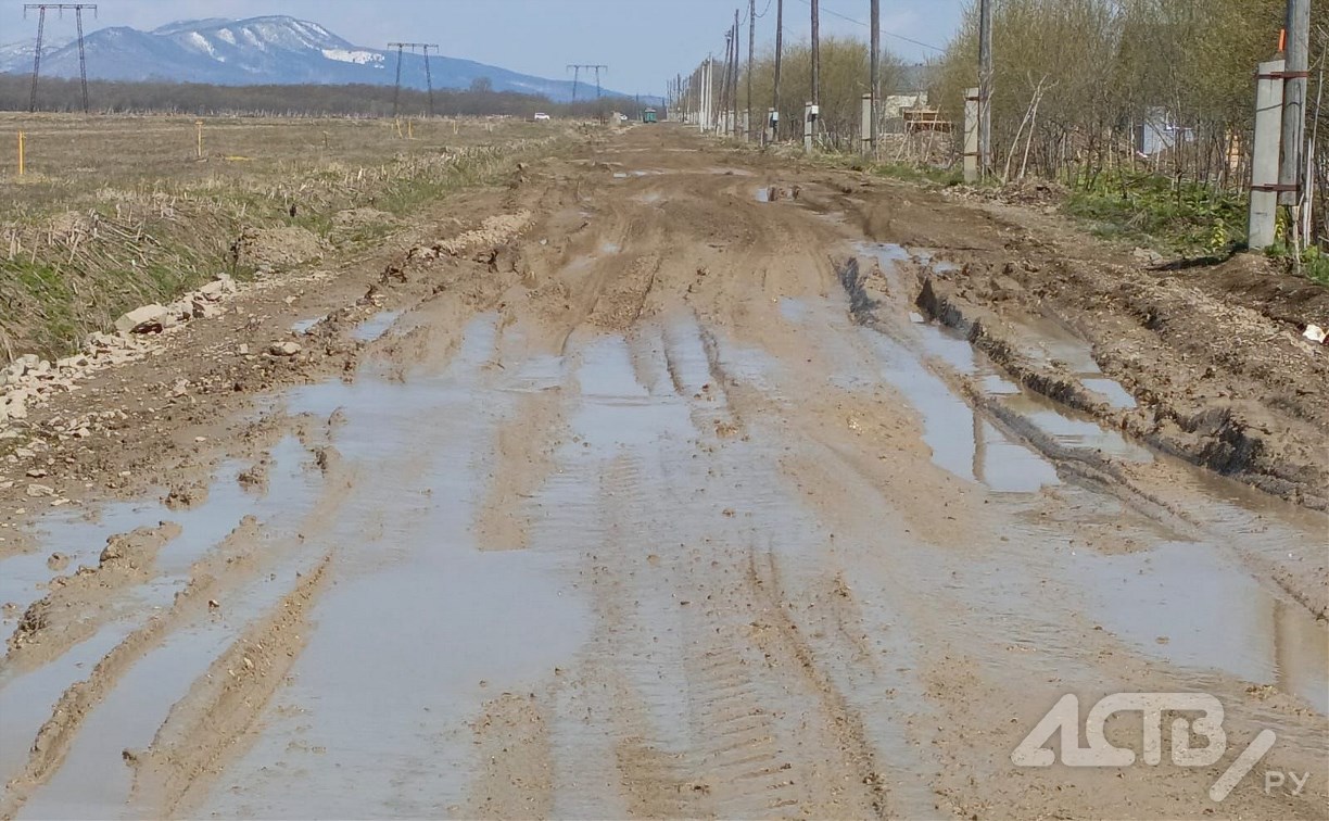 Владельцы участков для многодетных семей на Сахалине не могут доехать до дома из-за плохой дороги 