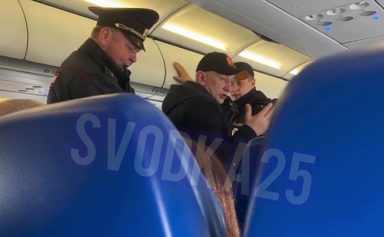 Мужчине, которого сняли с рейса Южно-Сахалинск - Владивосток, придётся лететь домой за свой счёт