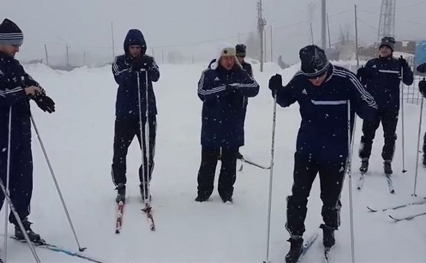 Хоккеисты "Сахалина" встали на лыжи