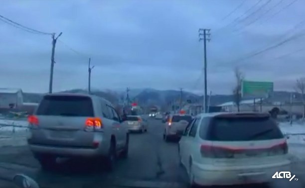 Автохамы на улице Украинской в Южно-Сахалинске забыли о двойной сплошной