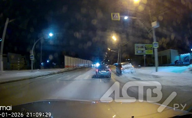 Лихач на Lexus на скорости "пропахал" бордюр в попытках обогнать автомобиль в Южно-Сахалинске