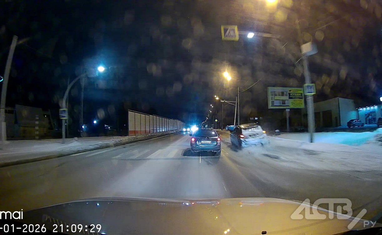 Лихач на Lexus на скорости "пропахал" бордюр в попытках обогнать автомобиль в Южно-Сахалинске