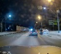 Лихач на Lexus на скорости "пропахал" бордюр в попытках обогнать автомобиль в Южно-Сахалинске