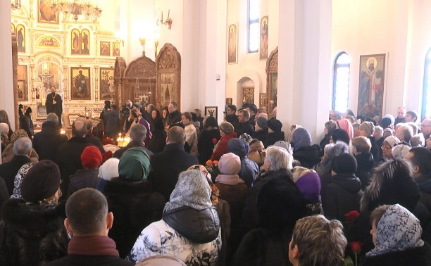 На панихиду по Любови Шубиной в Южно-Сахалинске собрались более пятисот человек