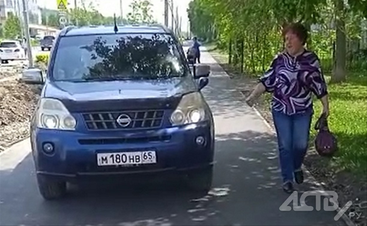 Сахалинка сумкой отходила пешехода, который упрекнул её в езде по тротуару  - Новости Сахалинской области. Происшествия - astv.ru