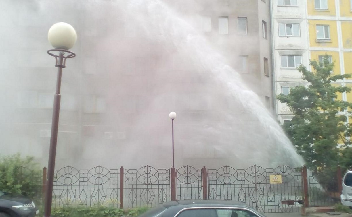Фонтан кипятка заливает многоэтажку в центре Южно-Сахалинска