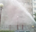 Фонтан кипятка заливает многоэтажку в центре Южно-Сахалинска