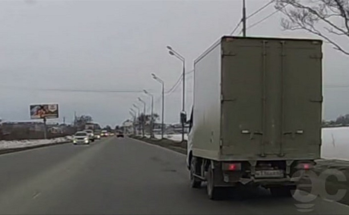 Грузовик на Сахалине врезался в дорожный знак, уходя от столкновения с внедорожником