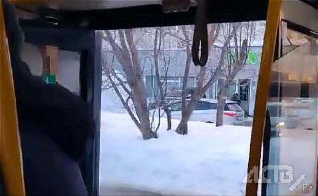 Автобус с открытыми дверями вёз пассажиров по Южно-Сахалинску