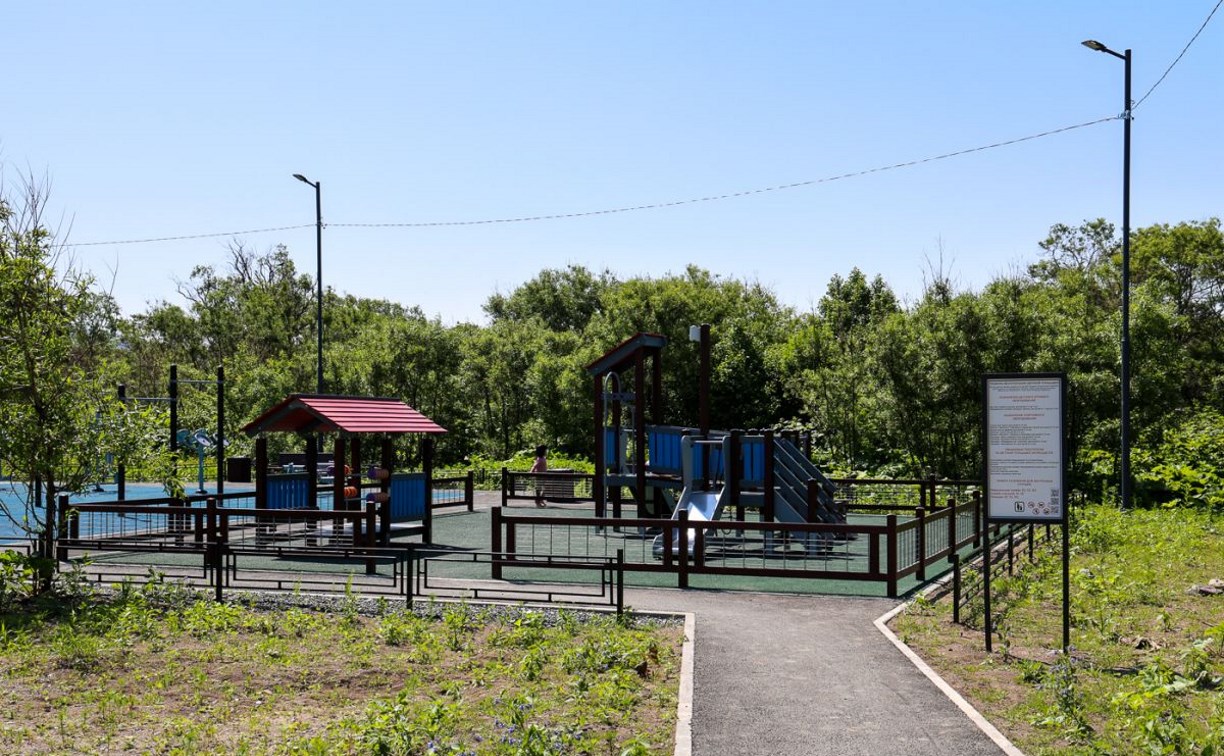 В Луговом отремонтировали спортплощадки и закроют доступ к расселенному дому после жалоб жителей 