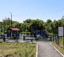 В Луговом отремонтировали спортплощадки и закроют доступ к расселенному дому после жалоб жителей 
