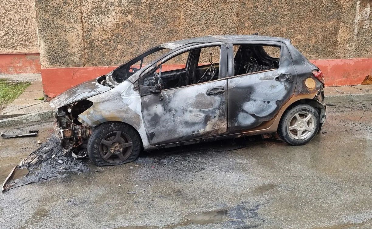 "Раздались несколько взрывов": автомобиль сгорел на улице в Аниве