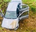 В Долинском районе водитель без прав съехал в овраг — пострадал пассажир
