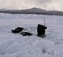 "Кидаю SOS": рыбаки у Стародубского одним снегоходом пытаются вытащить из воды второй 