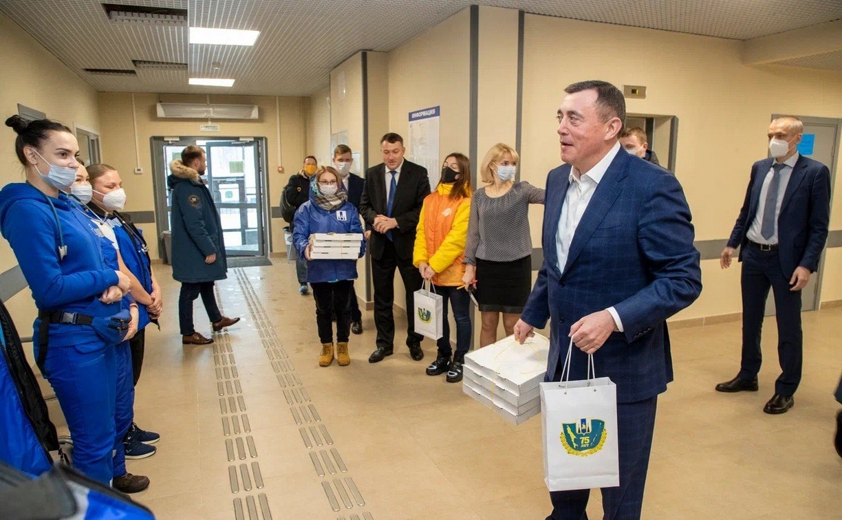 Валерий Лимаренко вручил медикам скорой помощи пироги и кофейные наборы