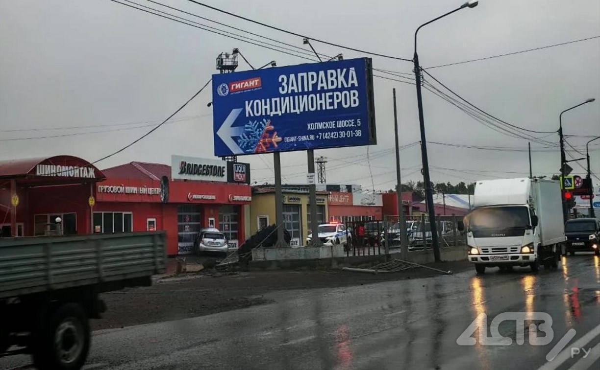 Хэтчбек мощно влетел в автоцентр в Южно-Сахалинске