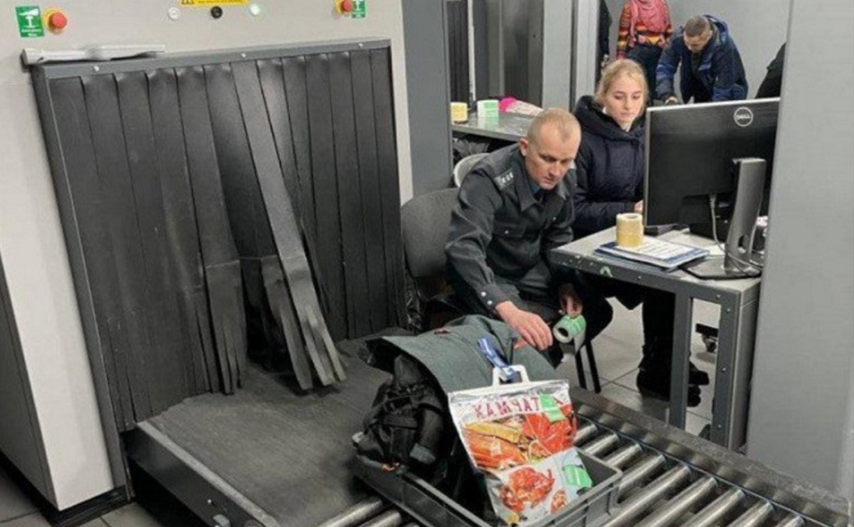 У улетающего в Москву дальневосточника отполовинили икру из багажа