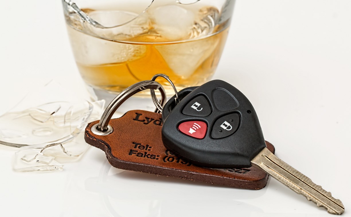 "Угнал внедорожник, украл телефон, часы и очки": сахалинец пригласил в гости судимого друга и пожалел