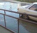 В Южно-Сахалинске беспрерывным потоком топит улицу