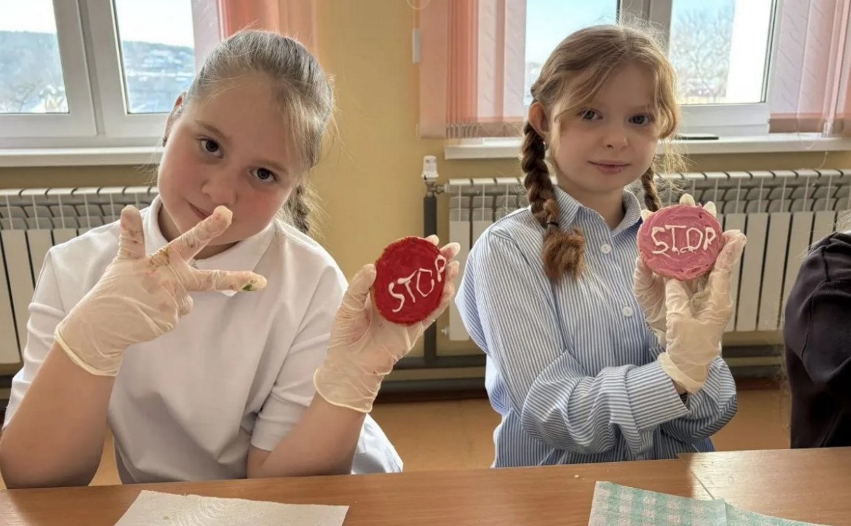 Школьники из Корсакова узнали о ПДД и сделали вкусные дорожные знаки своими руками