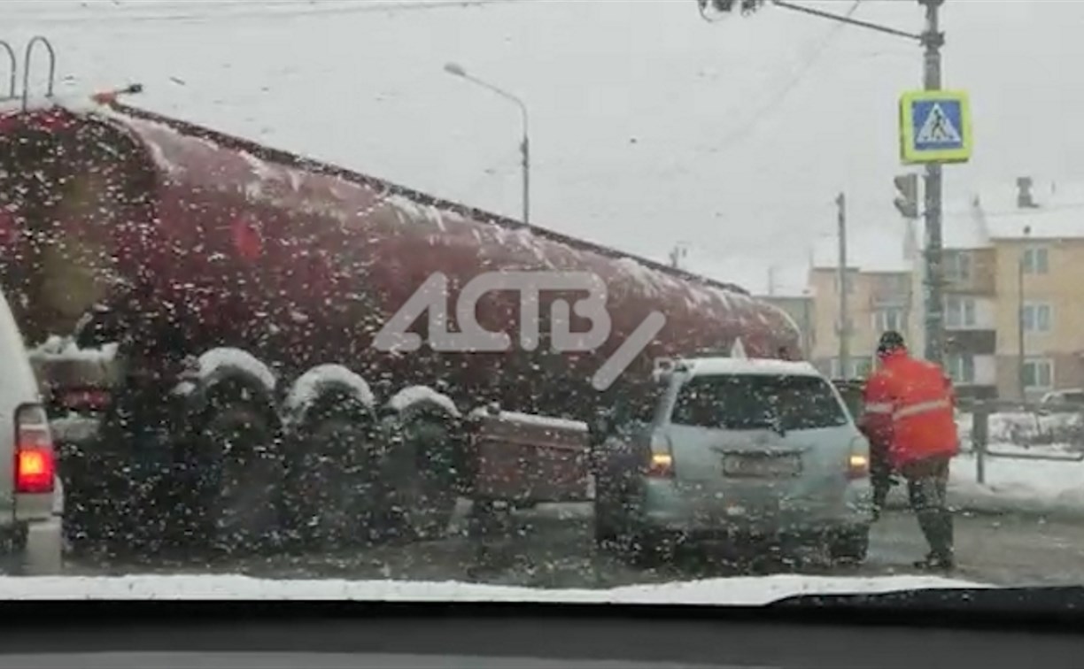 Бензовоз заблокировал движение на оживлённом перекрёстке в Южно-Сахалинске
