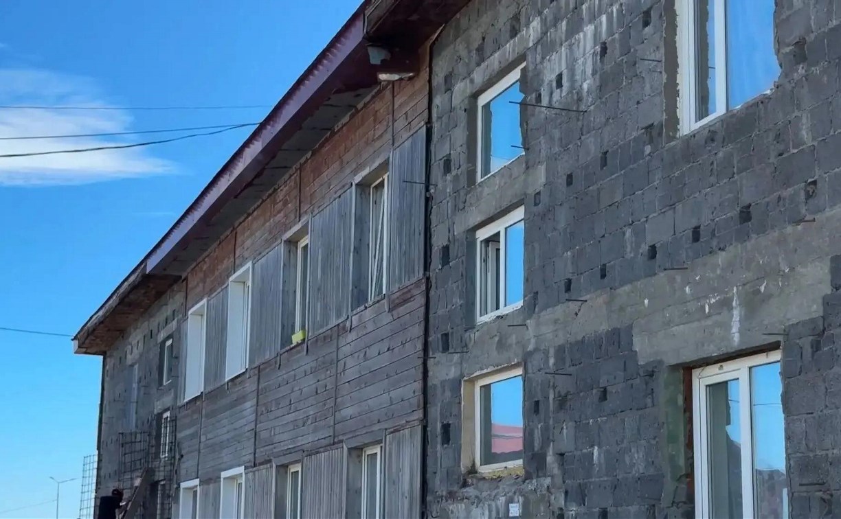 Валерий Лимаренко проверил восстановление домов в Северо-Курильске, пострадавших от землетрясения
