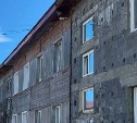 Валерий Лимаренко проверил восстановление домов в Северо-Курильске, пострадавших от землетрясения