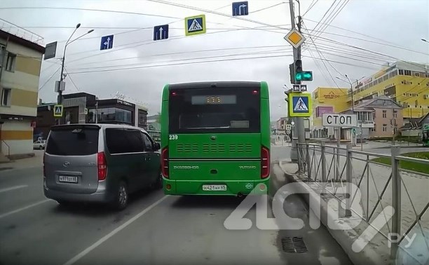 "Неужели им так можно?": в Южно-Сахалинске автобус проехал перекресток, проигнорировав знаки