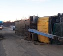 Кран-балка с контейнером опрокинулась в Смирныховском районе
