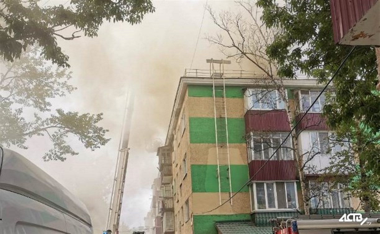 Капремонт сгоревшей в Южно-Сахалинске крыши многоэтажки завершится к 12 сентября