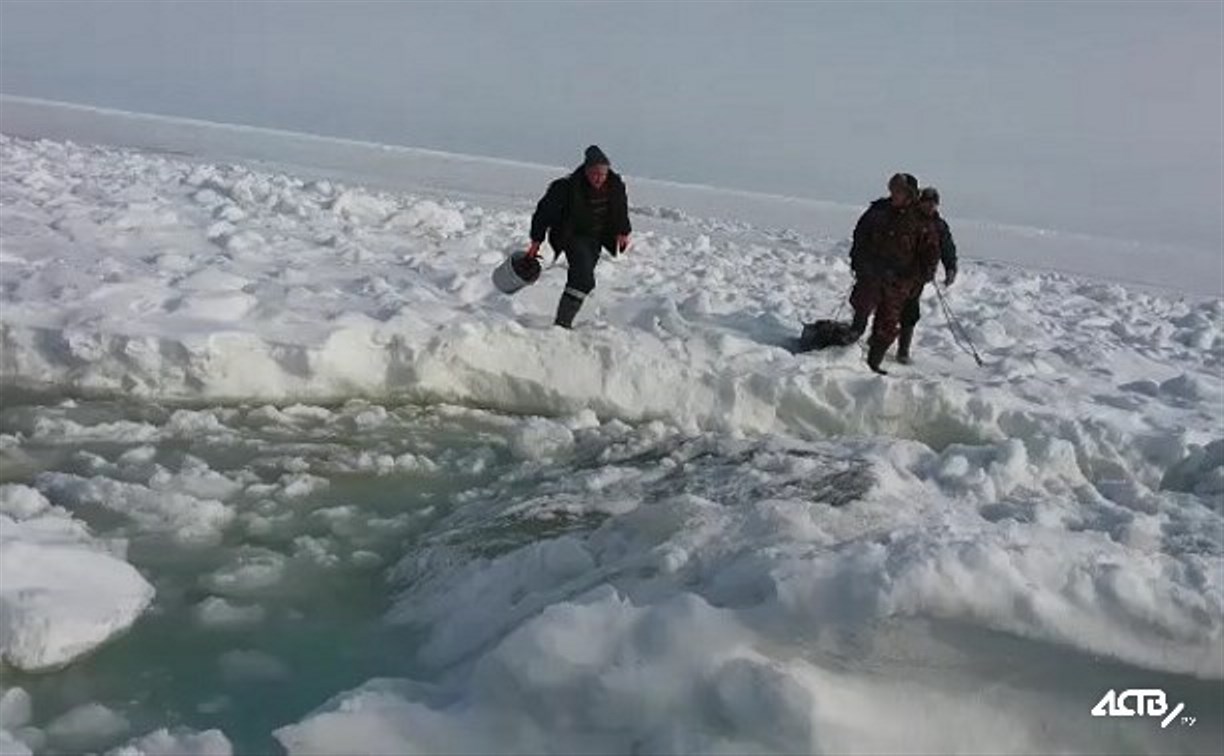 Сахалинских рыбаков пока не будут штрафовать за выход на лед вопреки запрету МЧС 