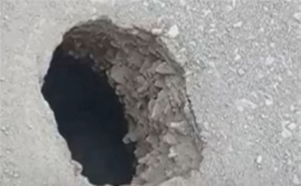 "Чтобы никто не убился": сахалинских водителей предупреждают о дыре на дороге в районе Озерского