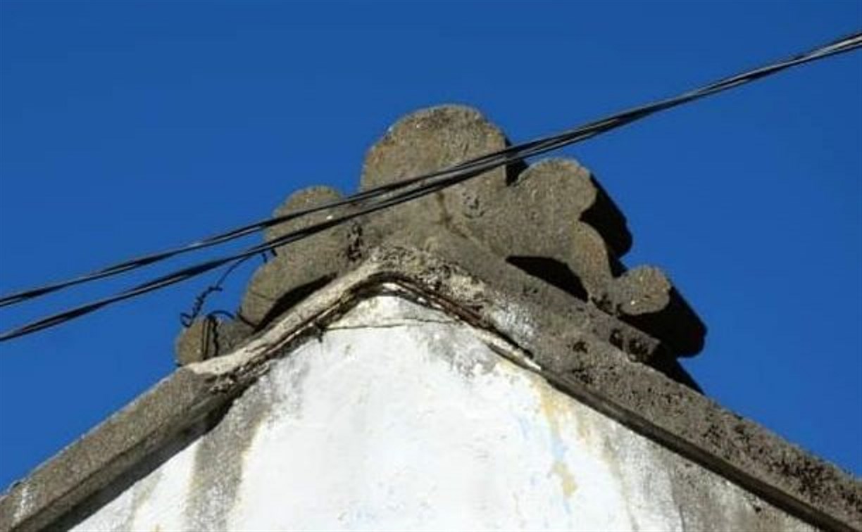 В Долинске рабочие сломали каменный конёк эпохи Карафуто, потому что он им мешал