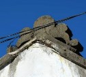 В Долинске рабочие сломали каменный конёк эпохи Карафуто, потому что он им мешал