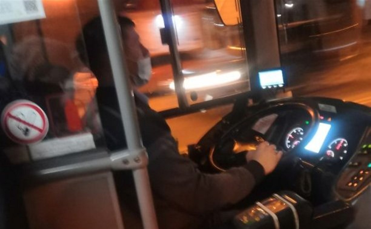 "Ты что такая б… упертая": в Южно-Сахалинске водитель автобуса № 81 обматерил женщину с ребёнком