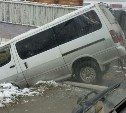 Микроавтобус упал в кювет в Троицком