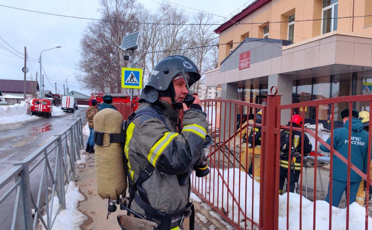 Пожар в кабинете физики: учеников кадетской школы "спасли" в Южно-Сахалинске