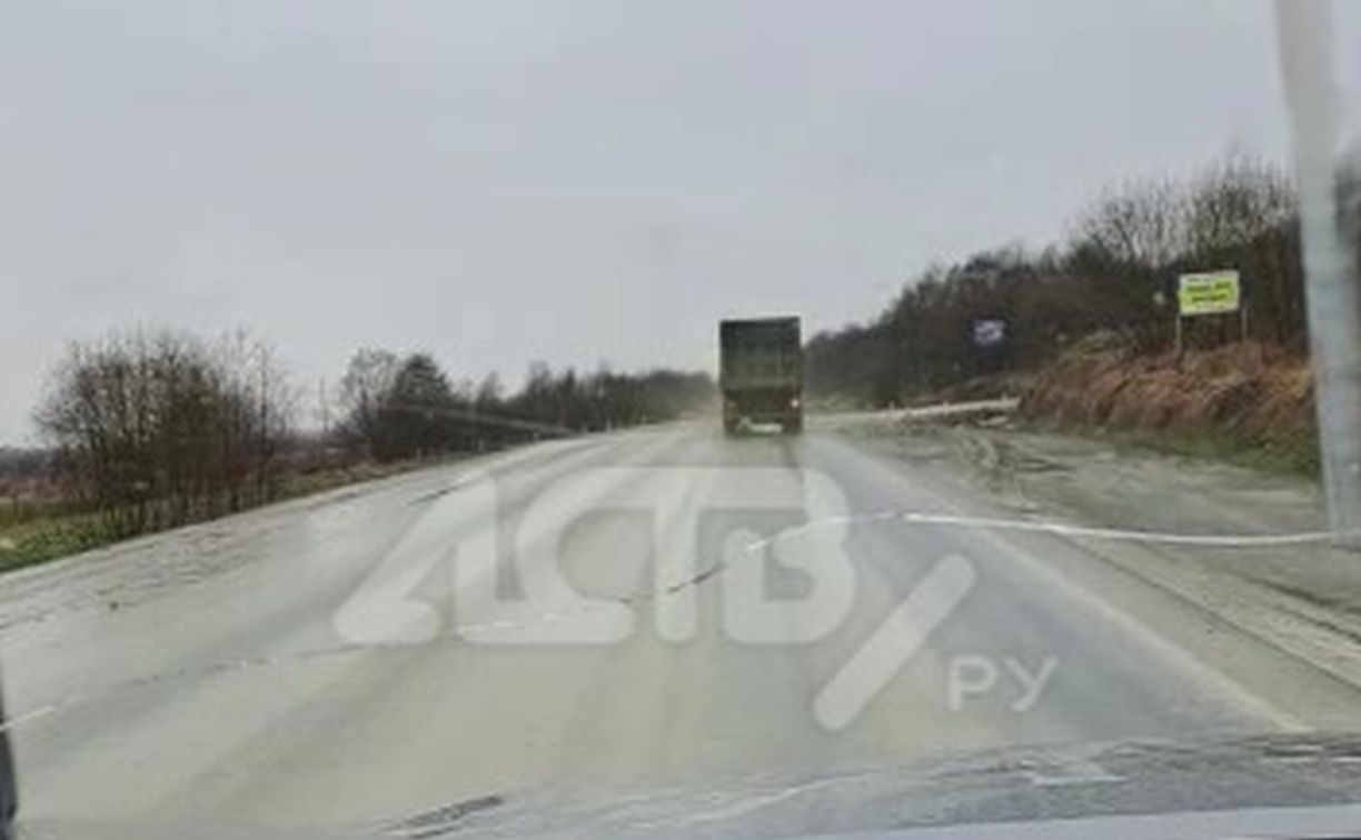 "Авто плавает по дороге": сахалинцы пожаловались на большегрузы, загрязняющие холмскую трассу 